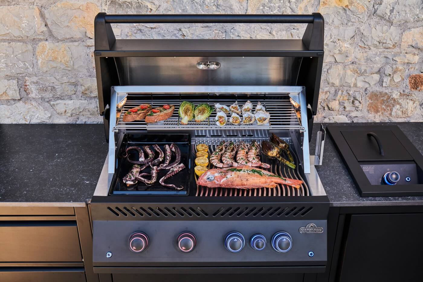 Napoleon OASIS® 301 Outdoor Kitchen, Built-in 700 Series 32