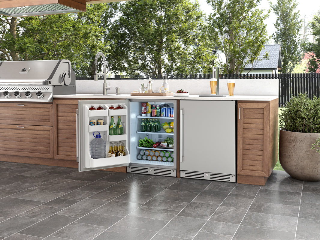 Outdoor kitchen with a ZEPHYR refrigerator and grill area