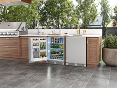 Outdoor kitchen with a ZEPHYR refrigerator and grill area